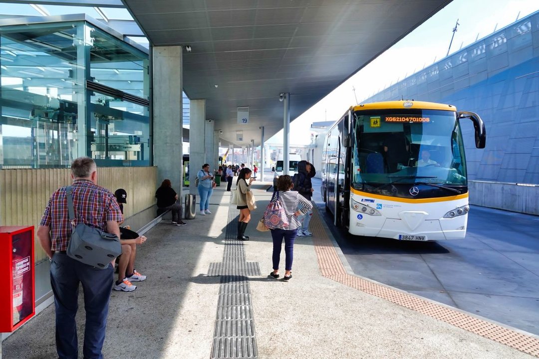 Usuarios de la estación de autobuses intermodal de Vigo, conectada con la terminal ferroviaria de Urzaiz, a la espera en los andenes.