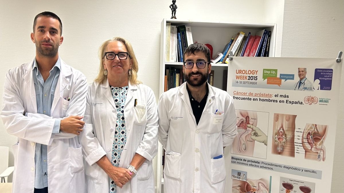 De izquierda a derecha, los urólogos Alejandro Bella, Elena López y Adrián Freire.