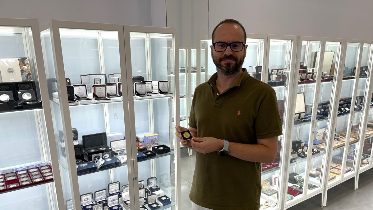 Álvaro Albero mostrando la moneda de “8 escudos” de oro de Felipe V en la tienda que abrió en junio.