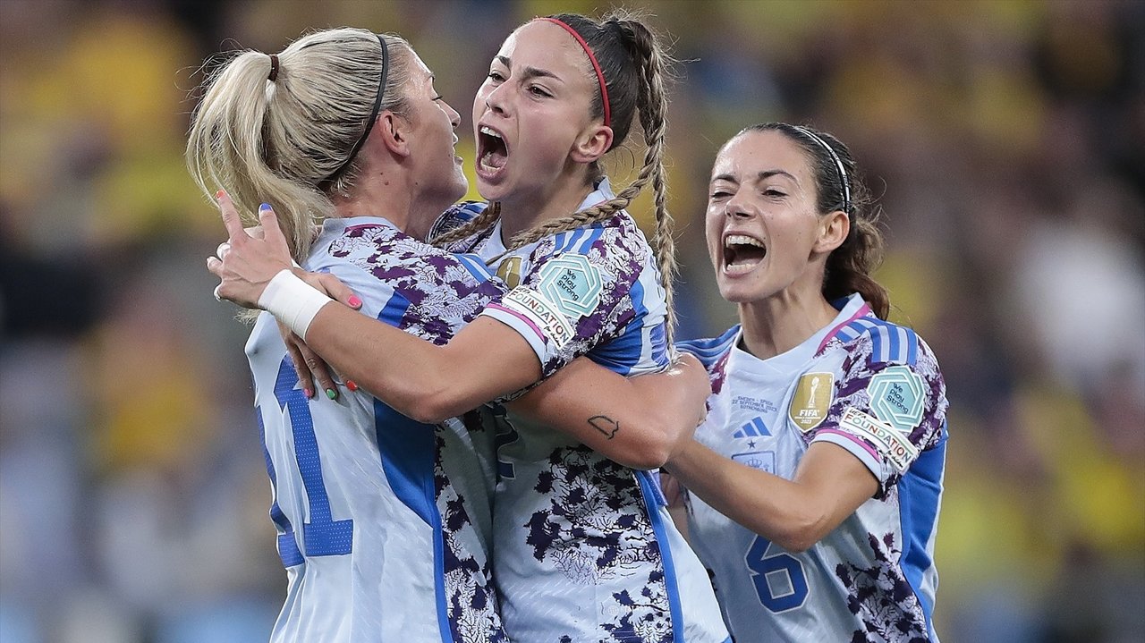 Athenea del Castillo celebra su gol con Alexia Putellas y Aitana Bonmatí en el Suecia-España de la Liga de Naciones 23-24. // Europa press