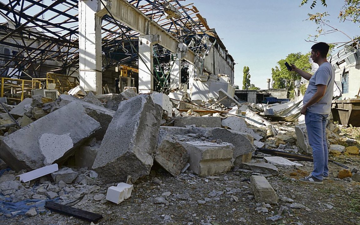 Un hombre observa los daños provocados por el ataque con drones en la región de Odesa.