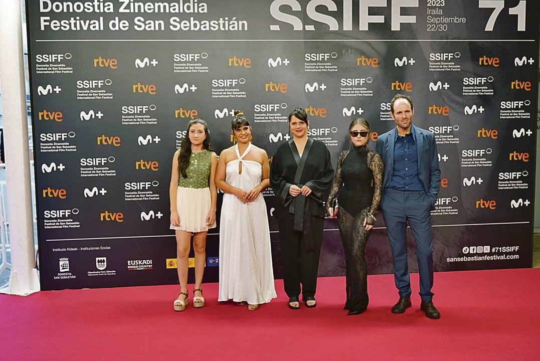 Las actrices Daniela Hernán y Janet Novás, Jaione Camborda, Carla Rodríguez y Diego Anido, ayer en San Sebastián.
