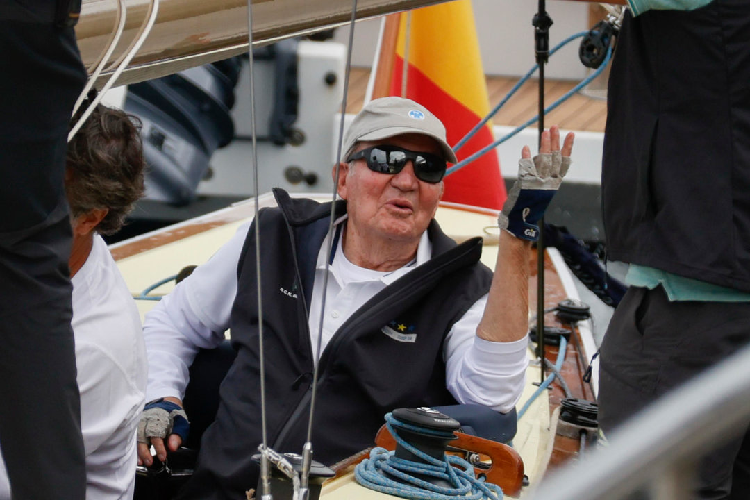 El rey Juan Carlos sale a entrenar para competir en la regata que lleva su nombre.