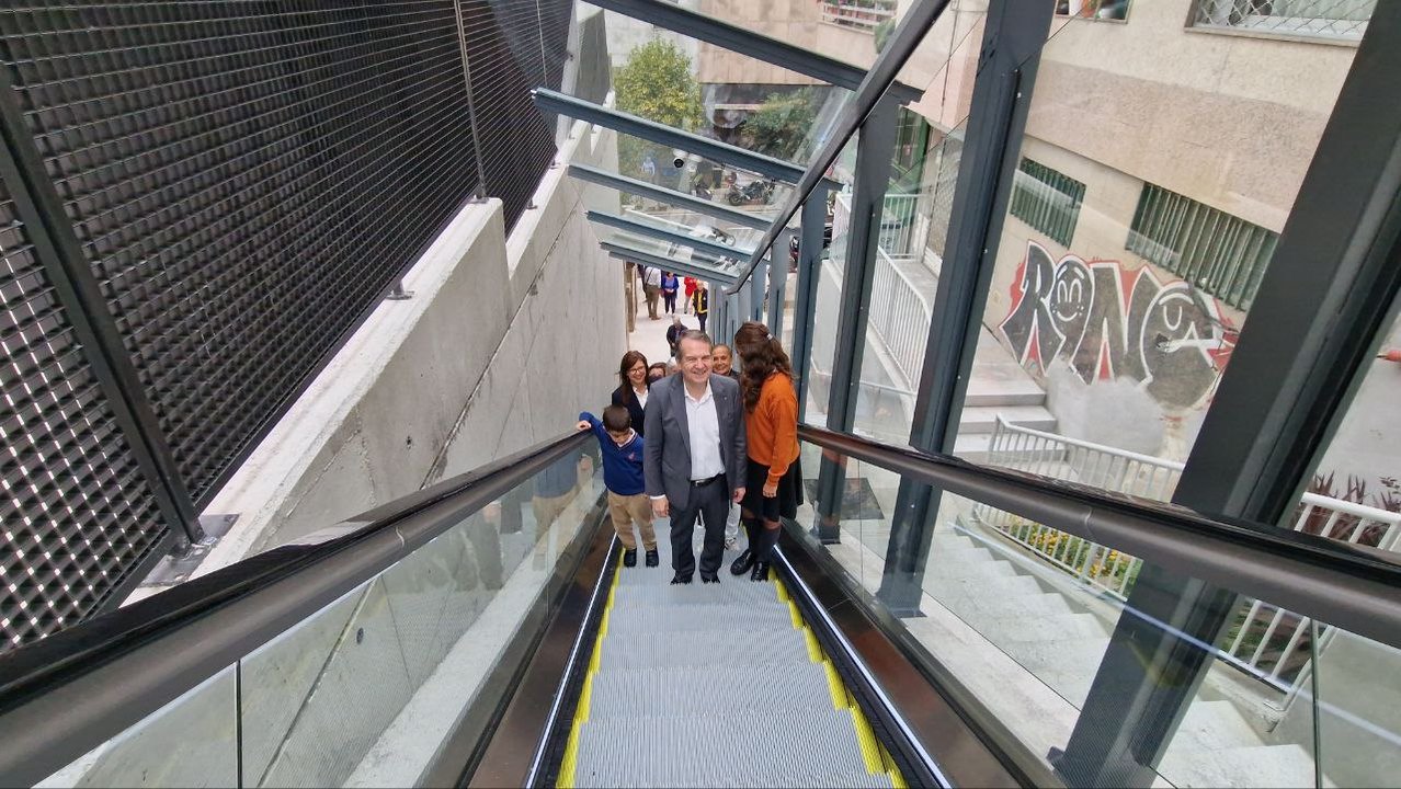 El alcalde Caballero sube en las nuevas escaleras mecánicas de la calle Talude. // J.V. Landín