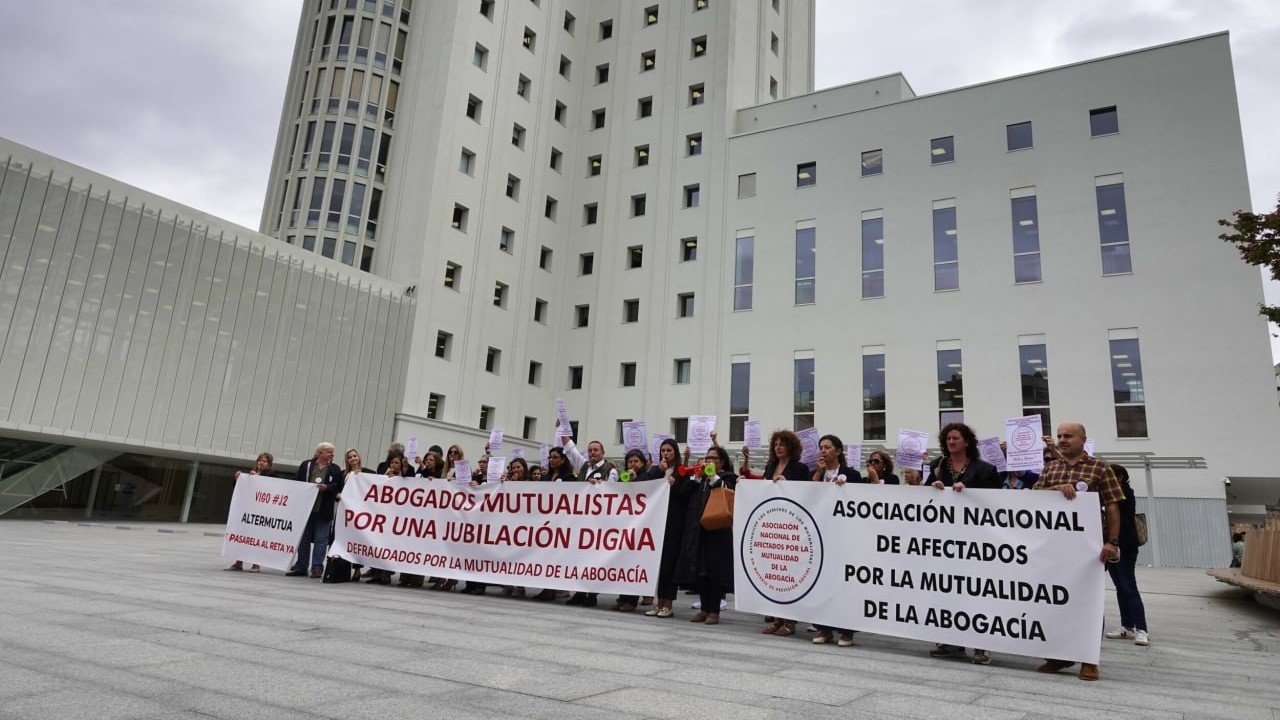 Concentración de abogados mutualistas frente a la Cidade da Xustiza. // Vicente Alonso