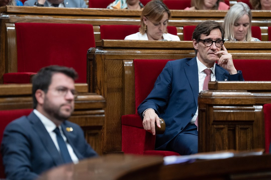 Salvador Illa y Pere Aragonès, en el Parlamento de Cataluña. // E.P.