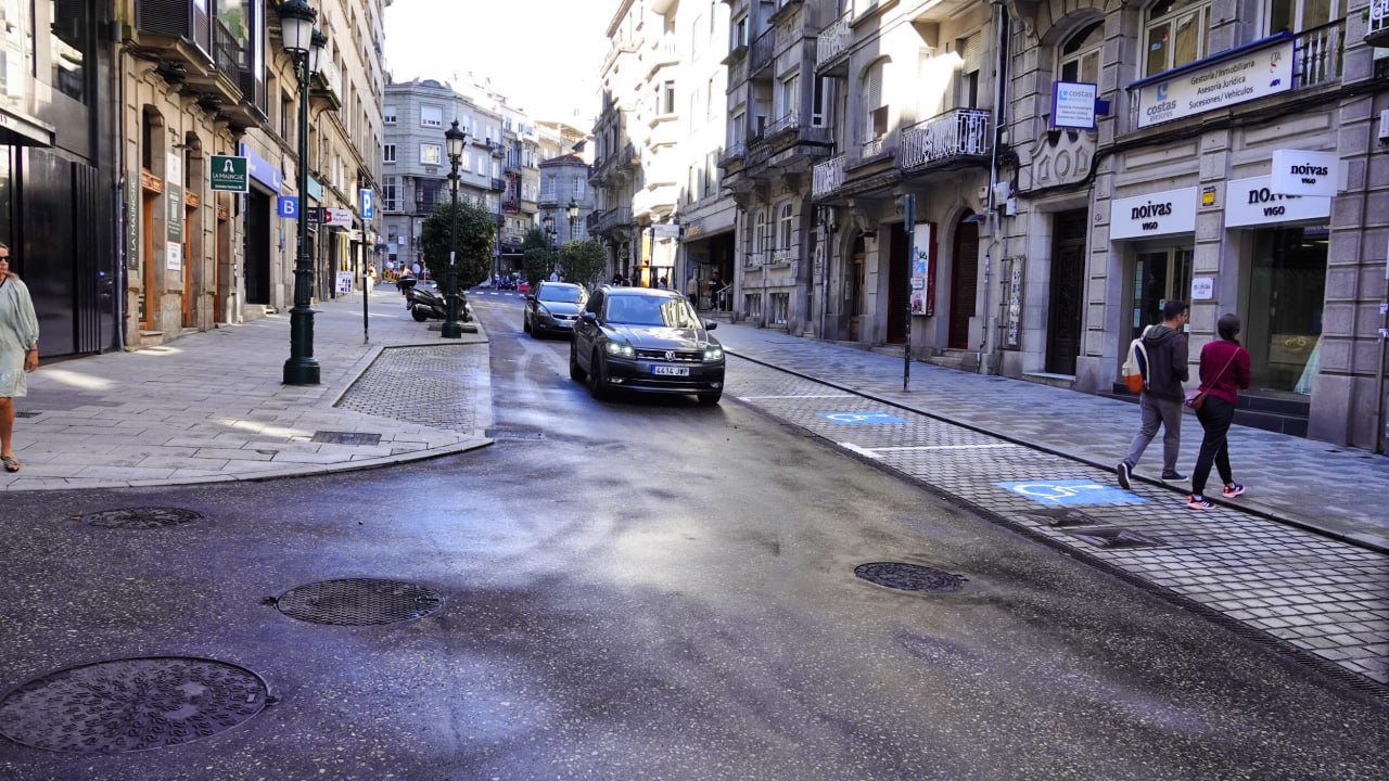La calle Marqués de Valladares con el nuevo pavimento. // Vicente Alonso