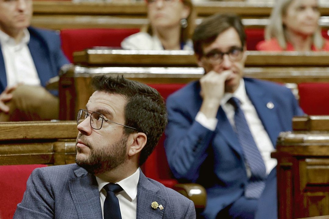 El presidente de la Generalitat, Pere Aragonès, y el lÍder del PSC, Salvador Illa, ayer en el Parlament.