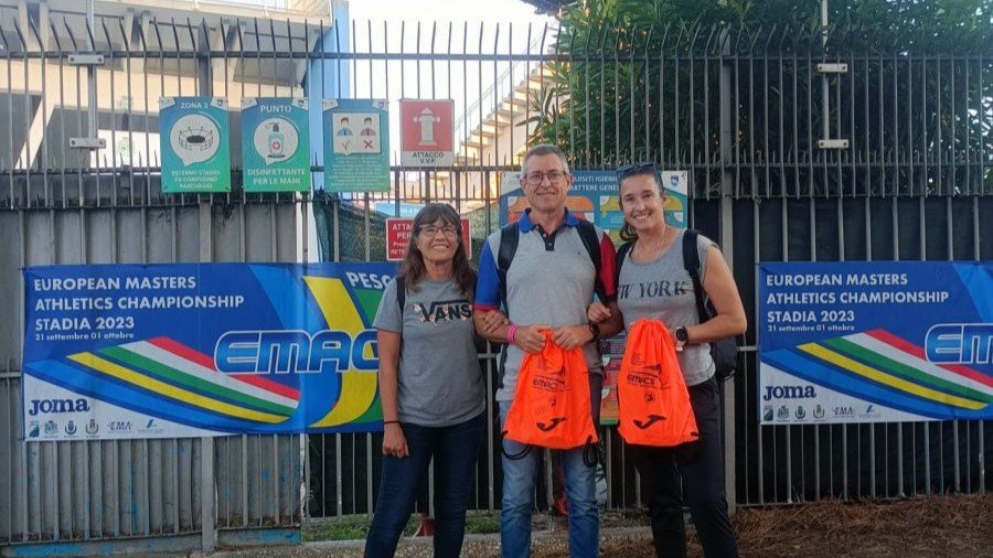 Esther Bouso, Javier y Beatriz Viteri, delante del estadio atlético de Pescara.