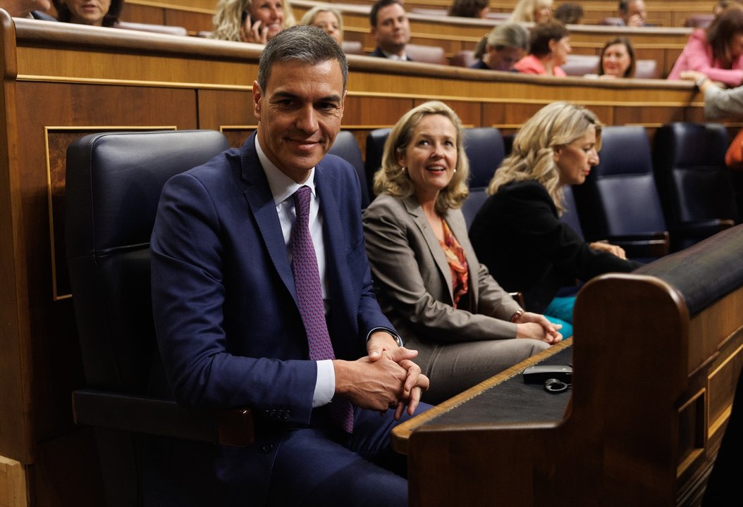 Pedro Sánchez y Nadia Calviño durante la segunda votación de la investidura de Feijóo en el Congreso. // Europa press