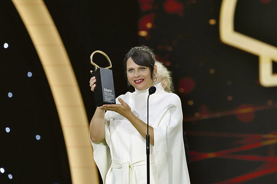 La cineasta donostiarra Jaione Camborda recibe la Concha de Oro.