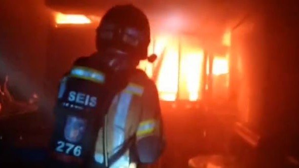 Un bombero sofoca las llamas en una de las discotecas de Murcia. Bomberos de Murcia