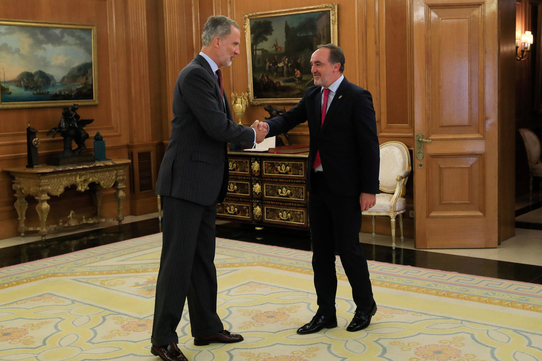 El rey Felipe VI se reúne este lunes con el presidente de Unión del Pueblo Navarro (UPN), Javier Esparza. // EFE