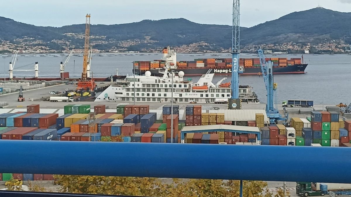 El crucero “Gren Mortimer”, ayer, en el muelle de Guixar del puerto de Vigo.