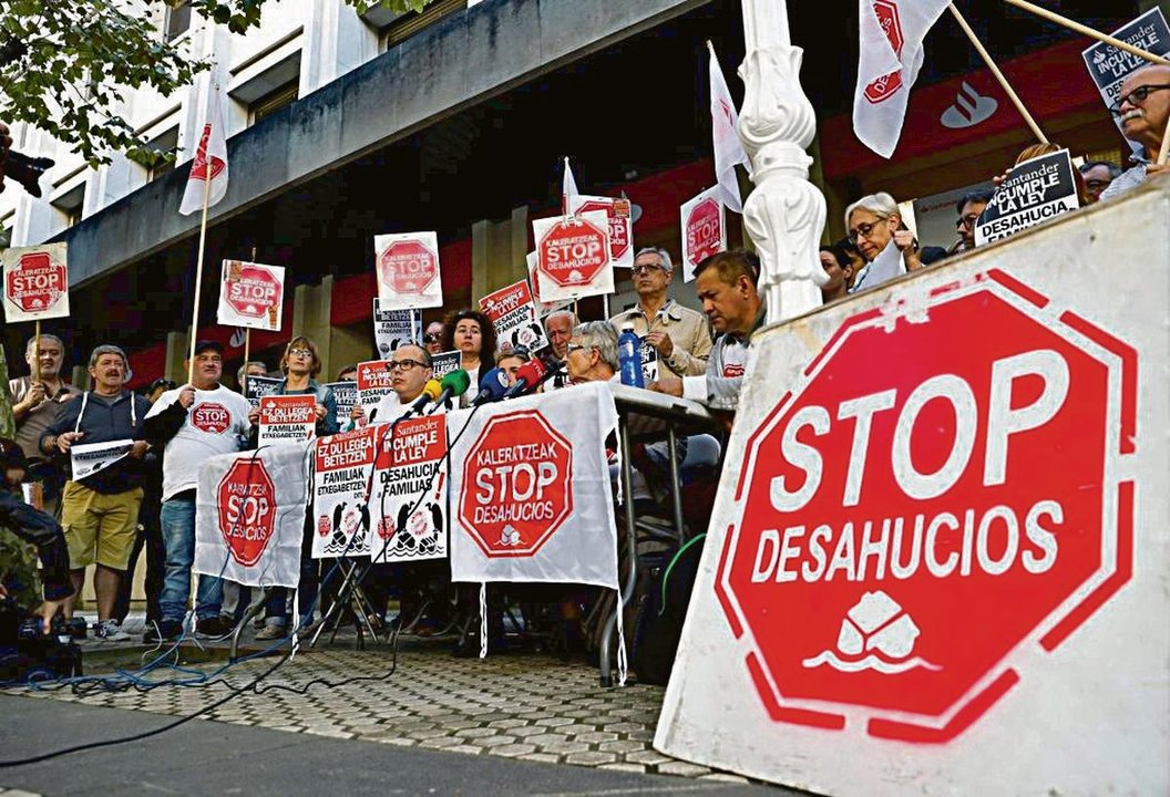 Protesta organizada por la plataforma Stop Desahucios ante una entidad bancaria de San Sebastián.