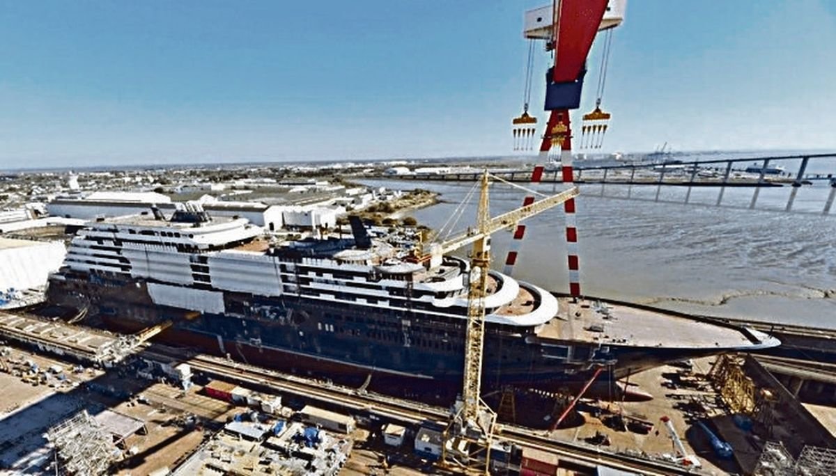El buque se puso a flota en el astillero Chantiers de l'Atlantique, encargado de su construcción.