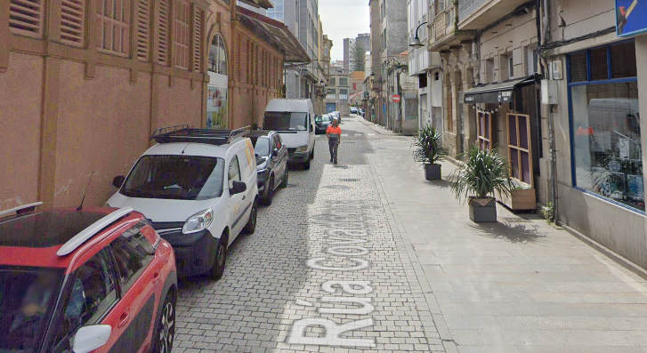 La calle Covadonga en Bouzas, una de las que permanecerá cerradas por las obras. // Google Maps