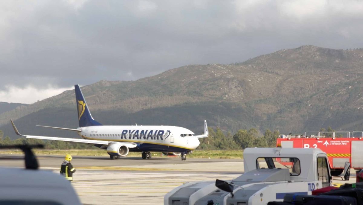 Un avión de la compañia Ryanair en el aeropuerto de Peinador.