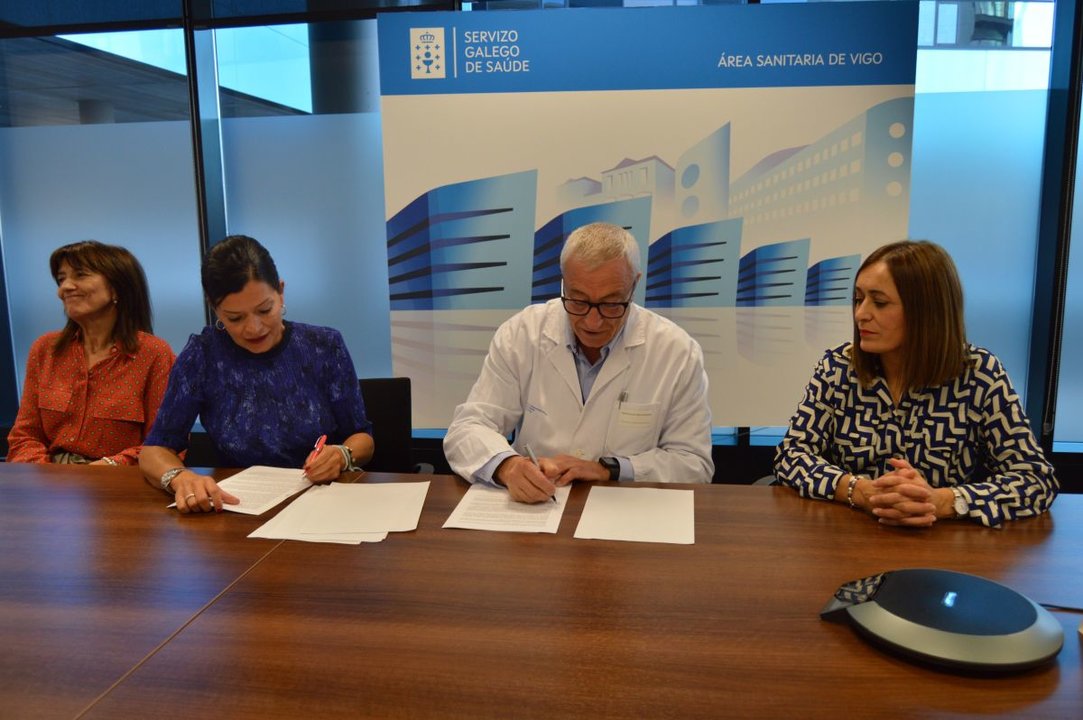 Loli Lago, Nidia Arévalo y Javier Puente firmando el protocolo, y Sara Cebreiro, ayer en el Cunqueiro.