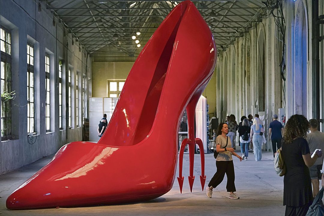 Zapato rojo con tacón en forma de tridente, uno de los objetos que homenajean a Meryl Streep.