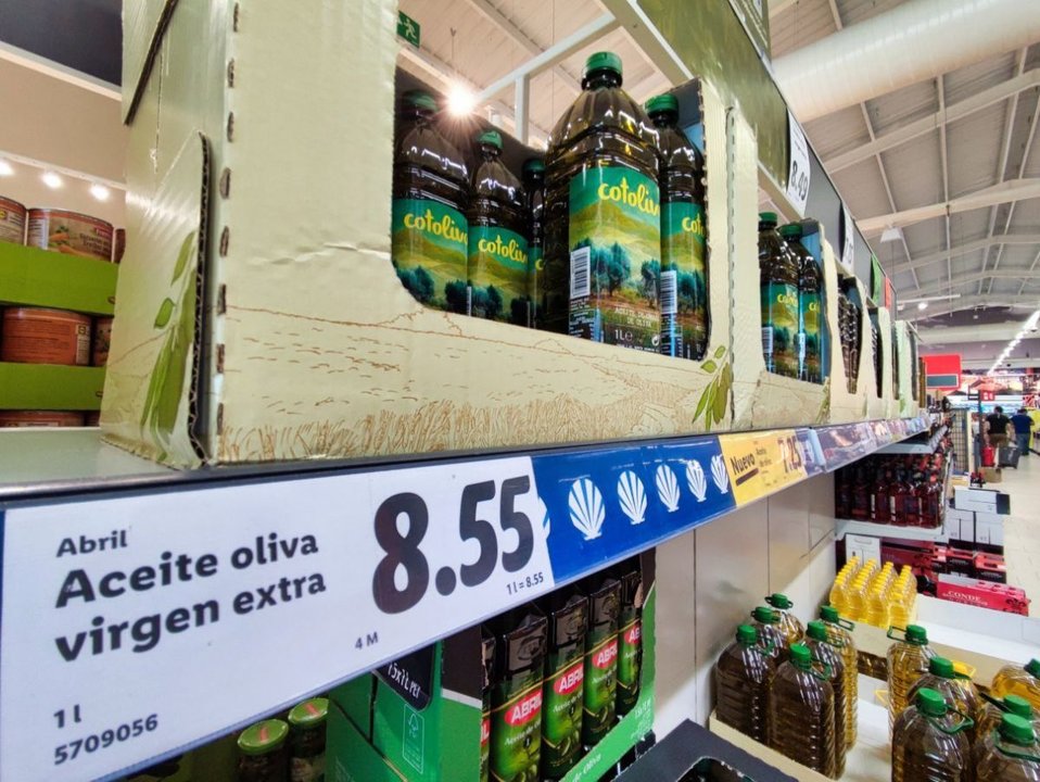 Aceite de oliva en un lineal de un supermercado.