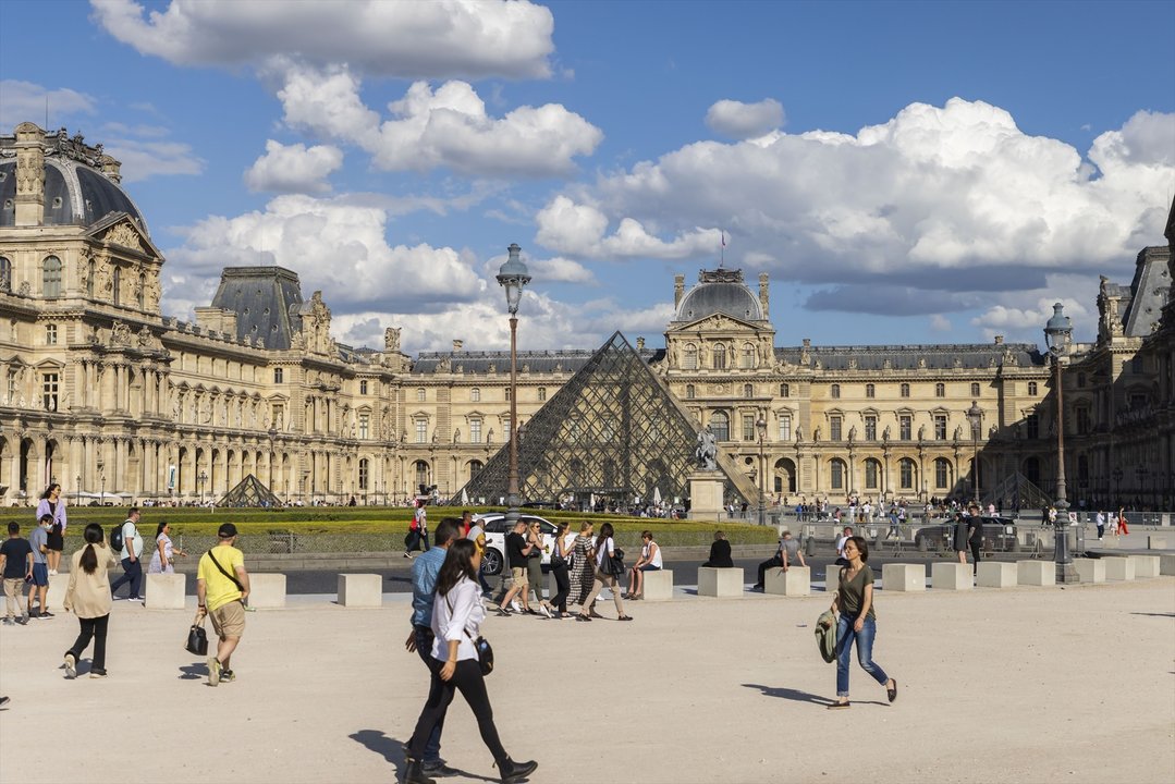 Exterior del Louvre, evacuado por amenaza de bomba. // E.P.