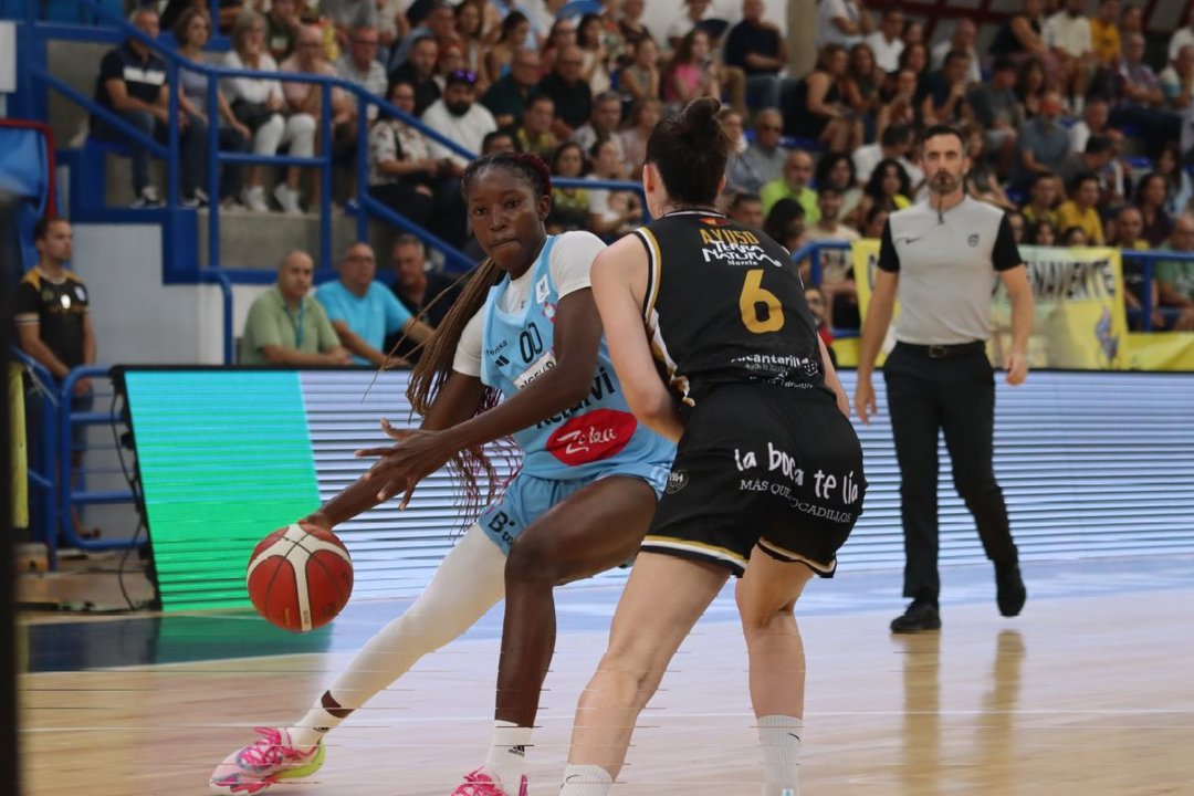 Maimouna Haidara protege el balón ante Aina Ayuso en el partido disputado ayer en Alcantarilla.