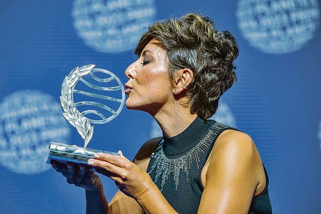 Sonsoles Ónega besa el trofeo del Premio Planeta.
