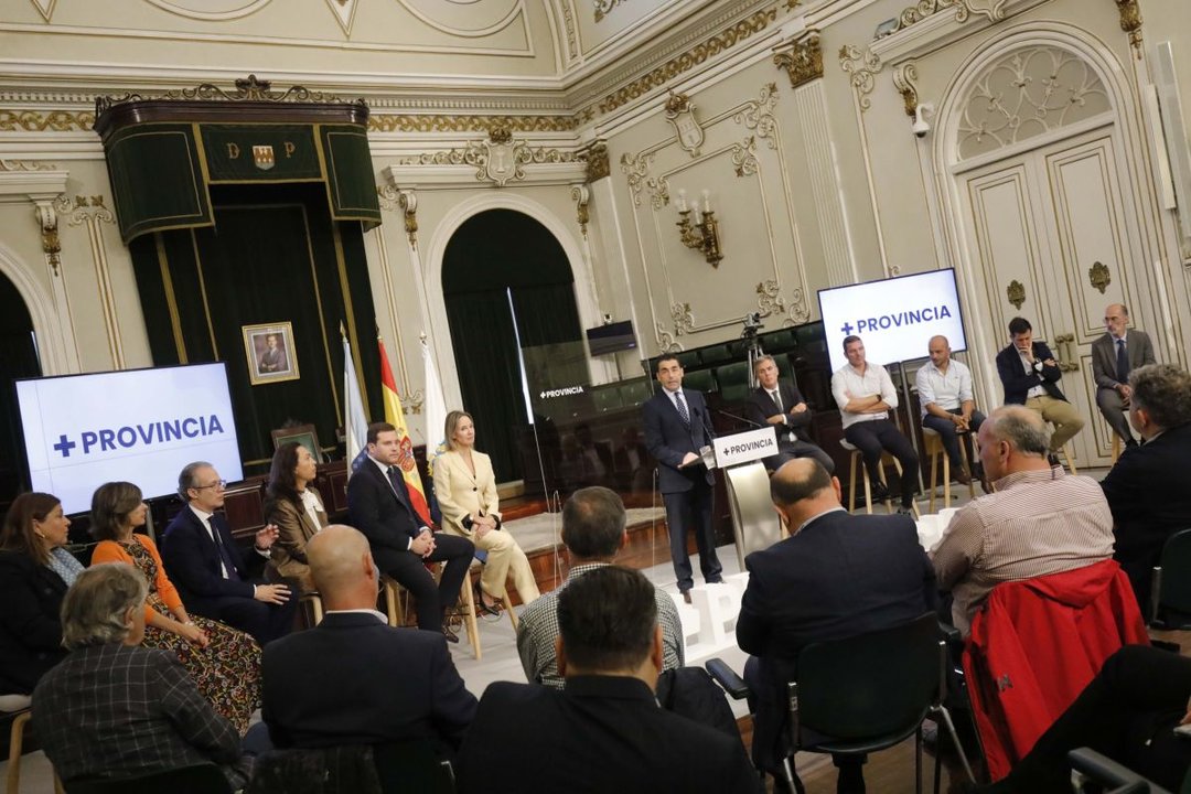 El presidente Luis López explicando el nuevo plan a los alcaldes en el Pazo Provincial.