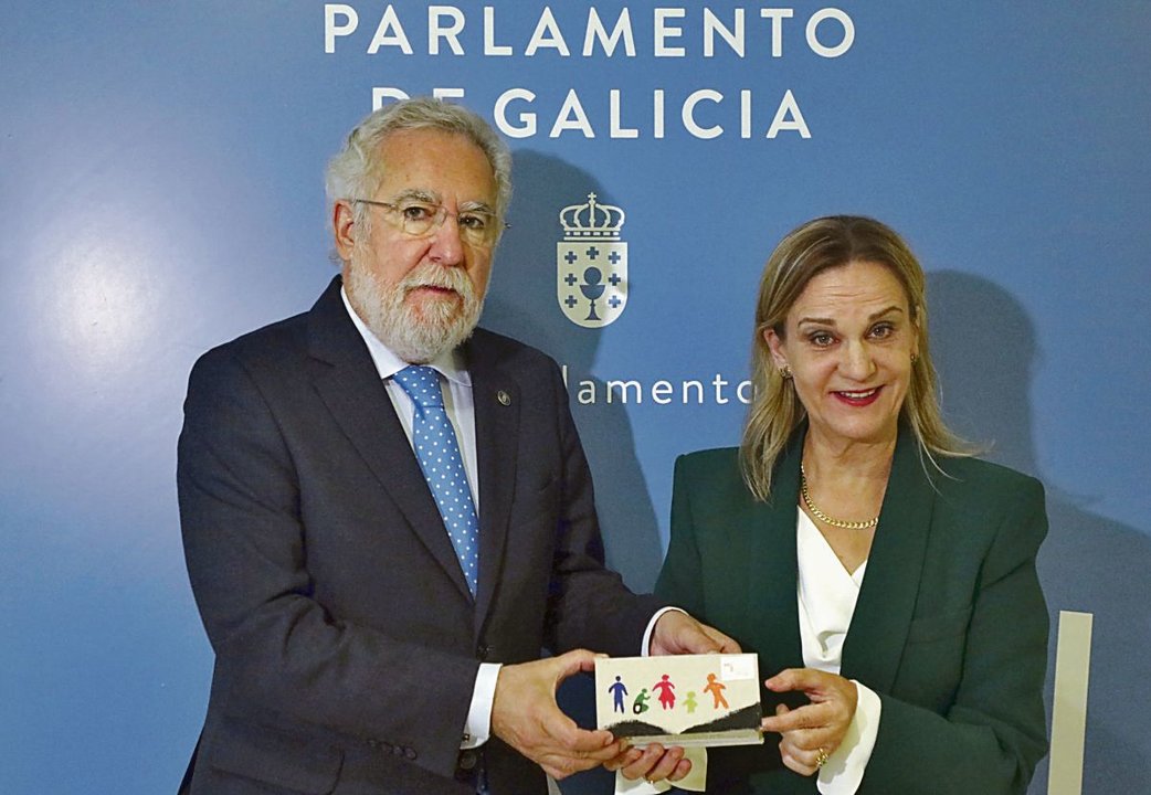 María Dolores Fernández Galiño entrega a Miguel Santalices, el informe anual de 2022.