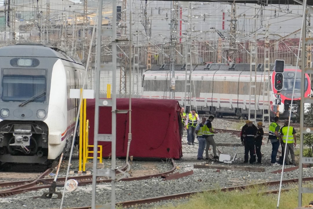 La policía, bomberos y la UME, despliegan el dispositivos para sacar el cadáver de Alvaro Prieto entre dos trenes cerca de la estación de Santa Justa. // Europa Press