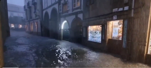 Inundaciones anoche en Santiago de Compostela a causa de la borrasca 'Aline'. // X