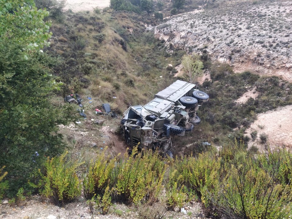 El camión militar siniestrado en Soria. // Bomberos de Aranda de Duero