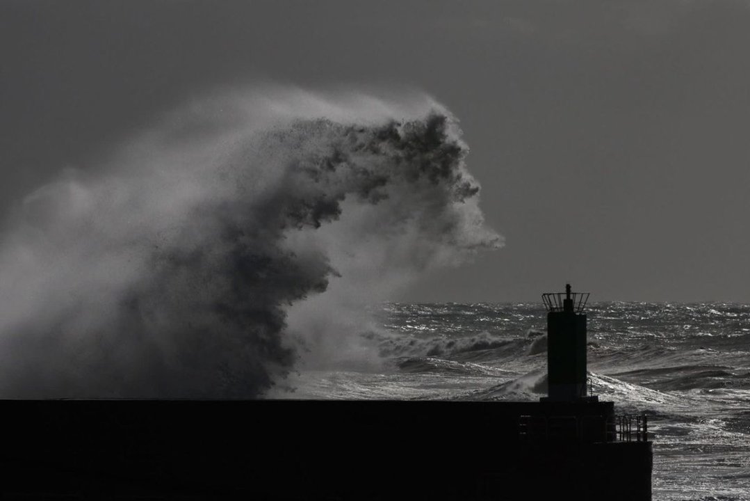 El mar golpeando con fuerza con olas de gran altura ayer en el espigón de A Guarda.