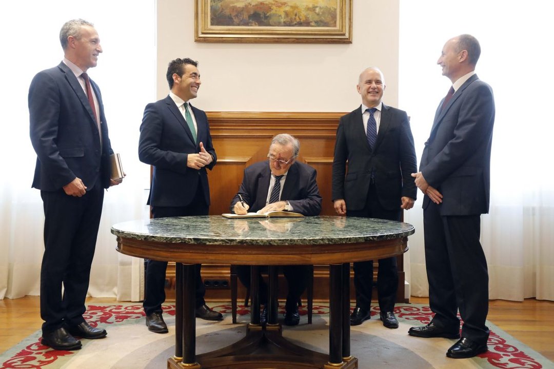 El doctor en bioquímica Mariano Barbacid mantuvo ayer un encuentro con el presidente de la Diputación, Luis López.