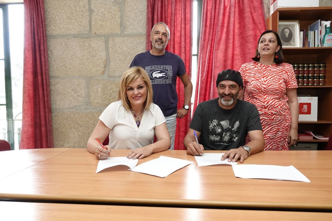 Momento de la firma del acuerdo del gobierno antes de la investidura entre PSOE y AER.