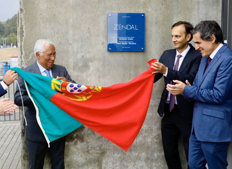 El primer ministro portugués, Antonio Costa, inauguró la nueva planta. En la foto con el CEO de Zendal, Andrés Fernández.