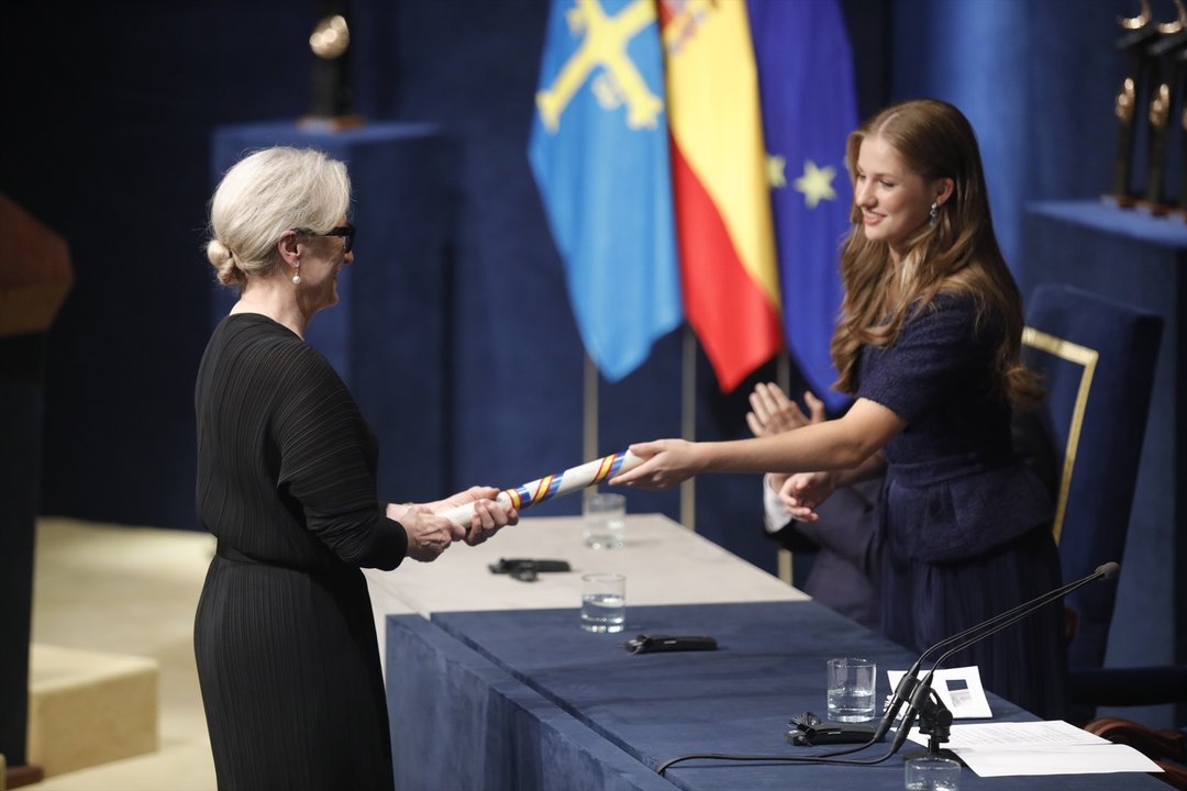 La actriz Meryl Streep recibe su premio durante la 43ª edición de la entrega de los ‘Premios Princesa de Asturias 2023’, en el teatro Campoamor.