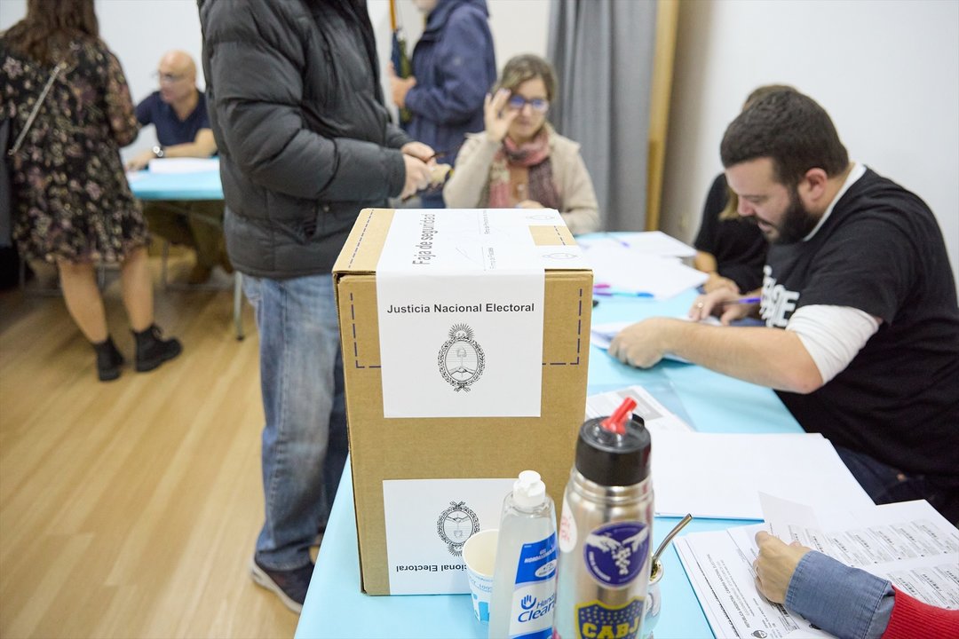 Una persona ejerce su derecho a voto, en el Colegio Mayor Argentino de Madrid. // Europa Press