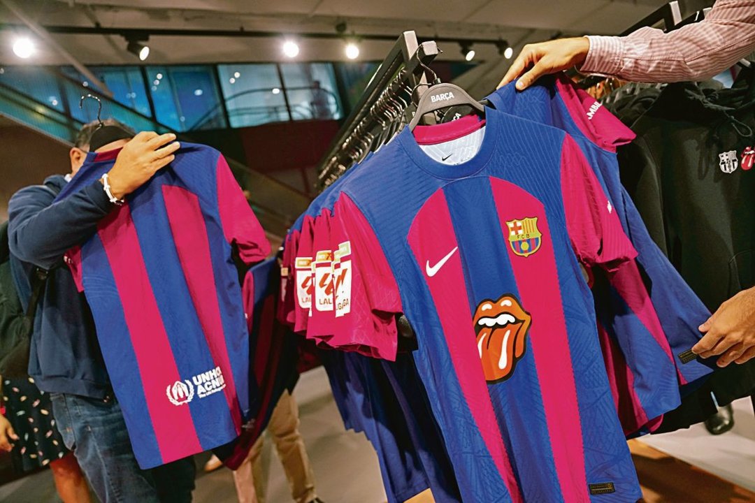 Las camisetas del Barça en una de las tiendas oficiales.