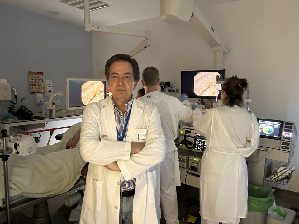 El doctor Rodríguez Prada, en una de las salas de endoscopia del Álvaro Cunqueiro.