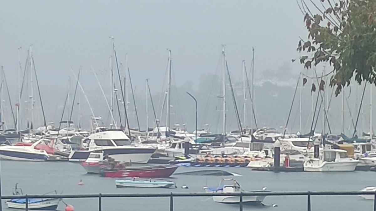El fuerte oleaje vivido ayer por la mañana unido a la intensa lluvia provocó que una embarcación volcase en las inmediaciones del Puerto de Baiona. Afortunadamente, el mariscador que iba en el bote tan sólo sufrió un susto.