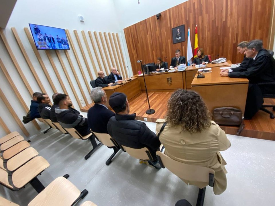 Los siete acusados, ayer en el banquillo de la sede de la Audiencia en Vigo.