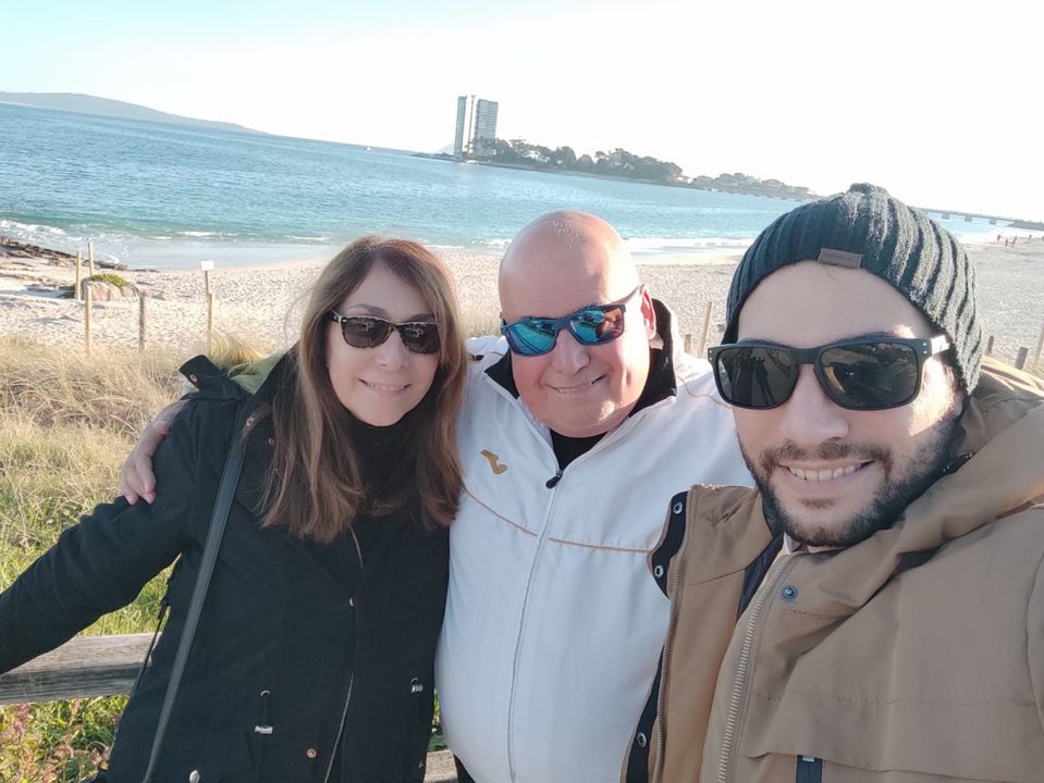 La familia Carmineti, de origen argentino, posa en una de las playas viguesas.