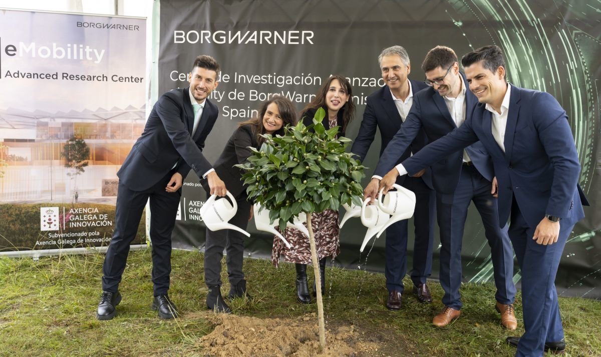 La plantación de un árbol en la parcela que acogerá el nuevo centro de investigación de Borgwarner.