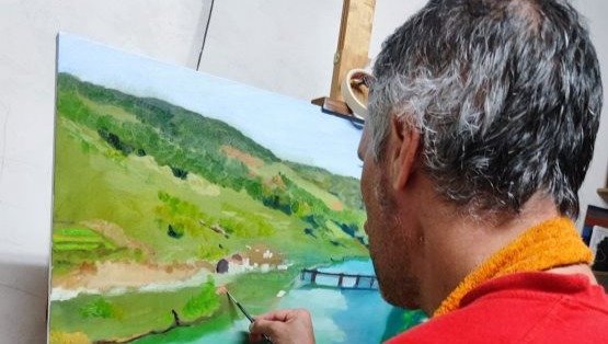 David Quinteiro pintando uno de sus paisajes.