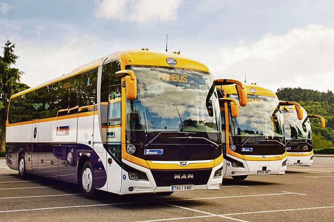 Autobuses de la empresa Monbus en un aparcamiento.
