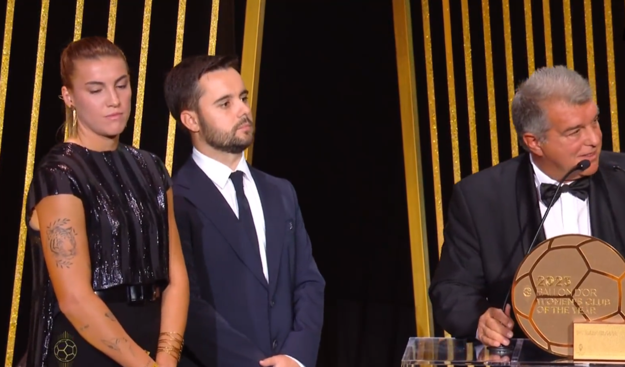 Jonatan Giráldez, Joan Laporta y Patri Guijarro recogiendo el premio de mejor club de fútbol femenino del año. // X