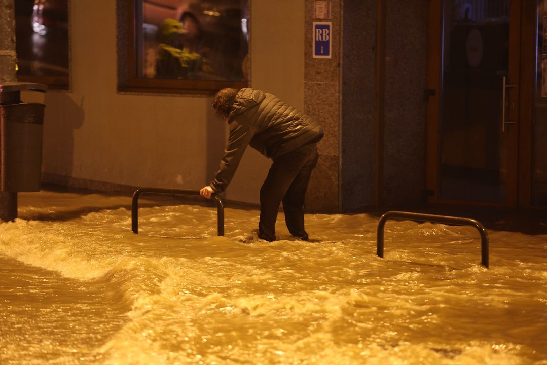 Una persona intenta caminar sobre el agua en Vigo. // Alberte