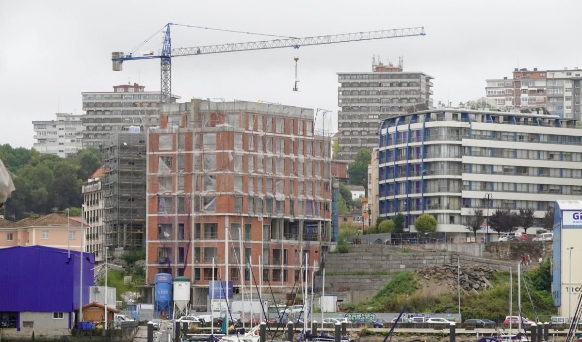 Una promoción inmobiliaria en Vigo durante el proceso de construcción este año.
